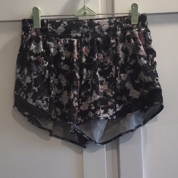 Lululemon low rise shorts - Picture 1 of 4